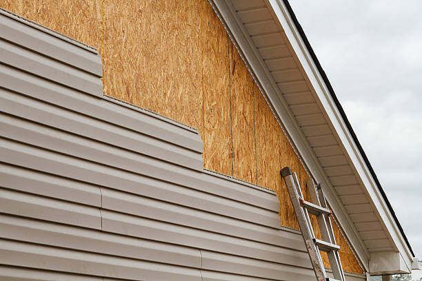 Professional Vinyl Siding technician working in Washingtonville, OH
